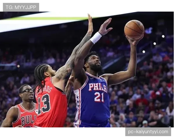 乔尔·恩比德拎两袋零食回家，司机开着比我整栋楼还贵的车等着