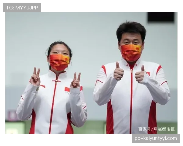 庞伟训练完随手啃馒头的样子，真不像拿过奥运金牌的人