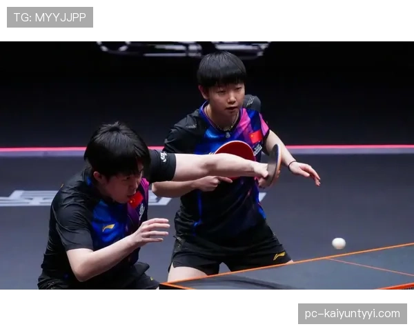 孙颖莎训练完随手啃个苹果，这自律程度我连她水杯都配不上