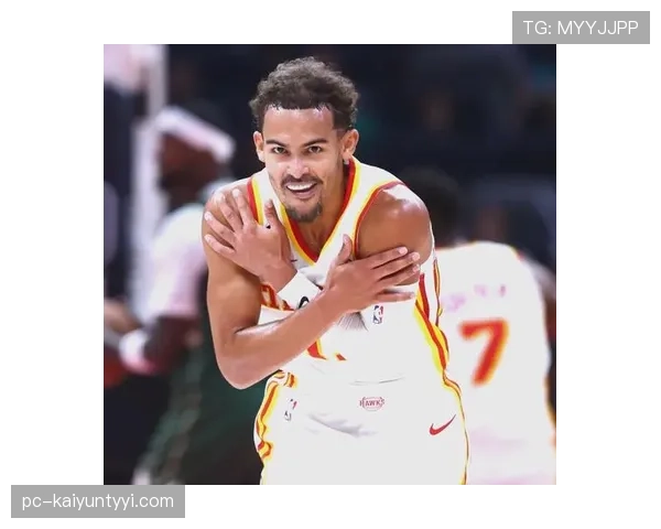 特雷·杨场下喝个奶茶都要被拍，这流量体质是真藏不住啊