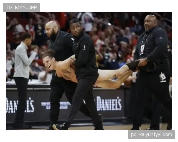 两连触球到底是什么？NBA与国际赛场判罚标准揭秘