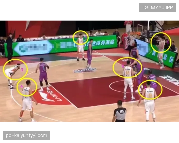新手看篮球：如何正确理解和判罚防守犯规？