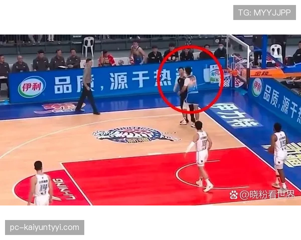 篮球新手如何判定拉人犯规的正确判罚方法？